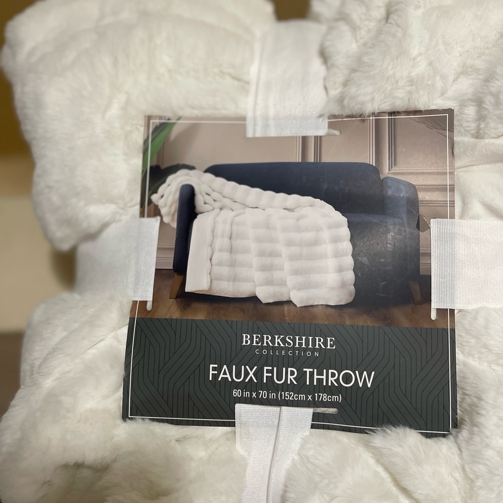 - Berkshire Faux Fur Throw - Picture 3 of 8